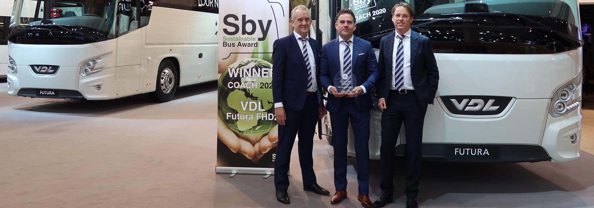 Henk Coppens (CEO), Pieter Gerdingh (Business Manager Coach) en Marcel Jacobs (Commercieel Directeur) van VDL Bus & Coach.