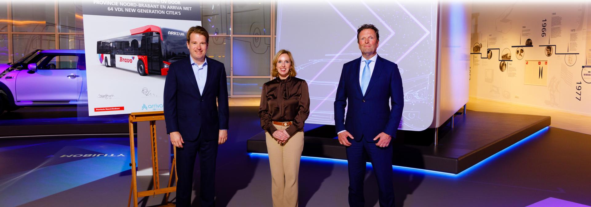 vlnr: President-directeur Willem van der Leegte van VDL Groep, Brabants gedeputeerde Suzanne Otters-Bruijnen en regiodirecteur Jan Pieter Been van Arriva Zuid.